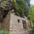 Maison construite dans la falaise